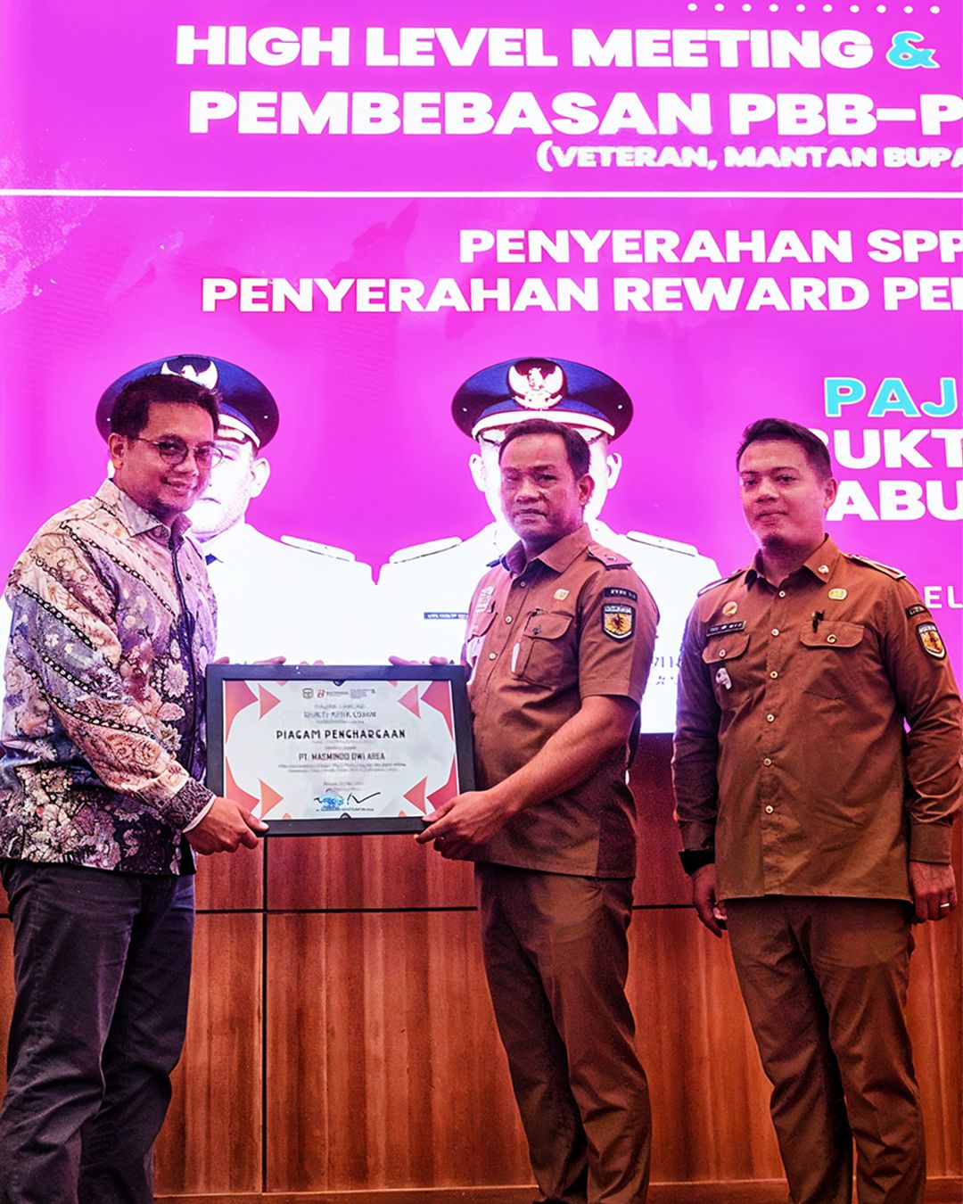 Penyerahan piagam penghargaan dari Bupati Luwu kepada PT Masmindo Dwi Area atas kepatuhan pajak tahun 2024.