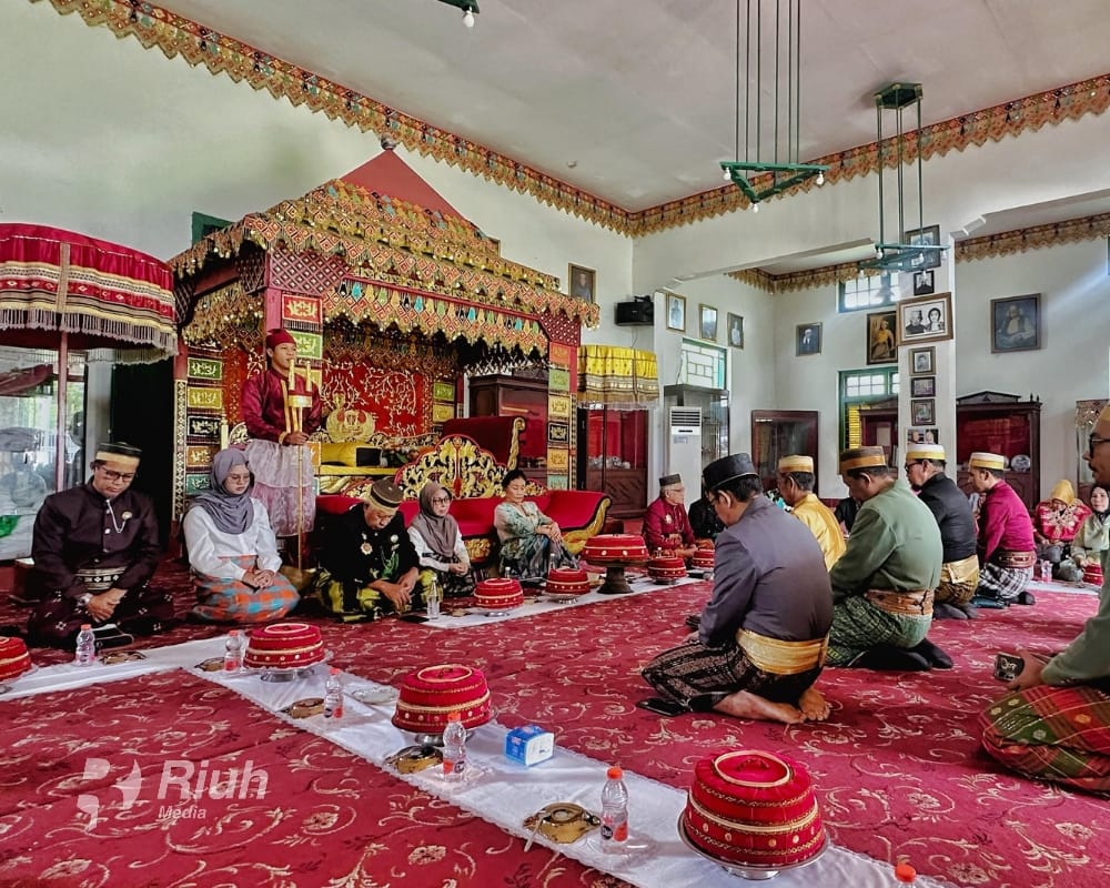 Prosesi adat Mangngolo Ri Arajang di Kedatuan Luwu, sebagai wujud penghormatan budaya oleh PT Masmindo Dwi Area jelang kegiatan blasting.