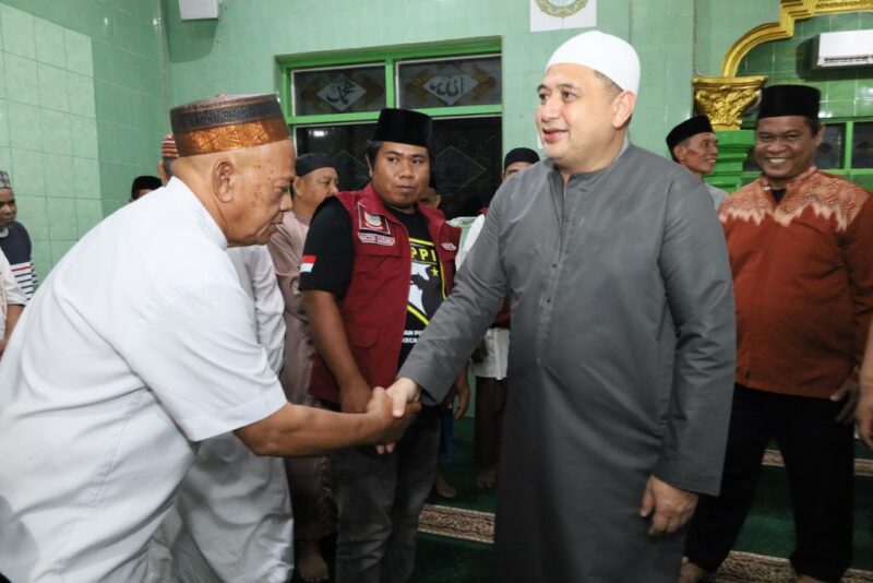 Wali Kota Munafri Serahkan Bantuan Paket Ramadan untuk Pengurus Masjid Selama Safari Ramadan