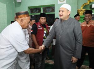 Wali Kota Munafri Serahkan Bantuan Paket Ramadan untuk Pengurus Masjid Selama Safari Ramadan